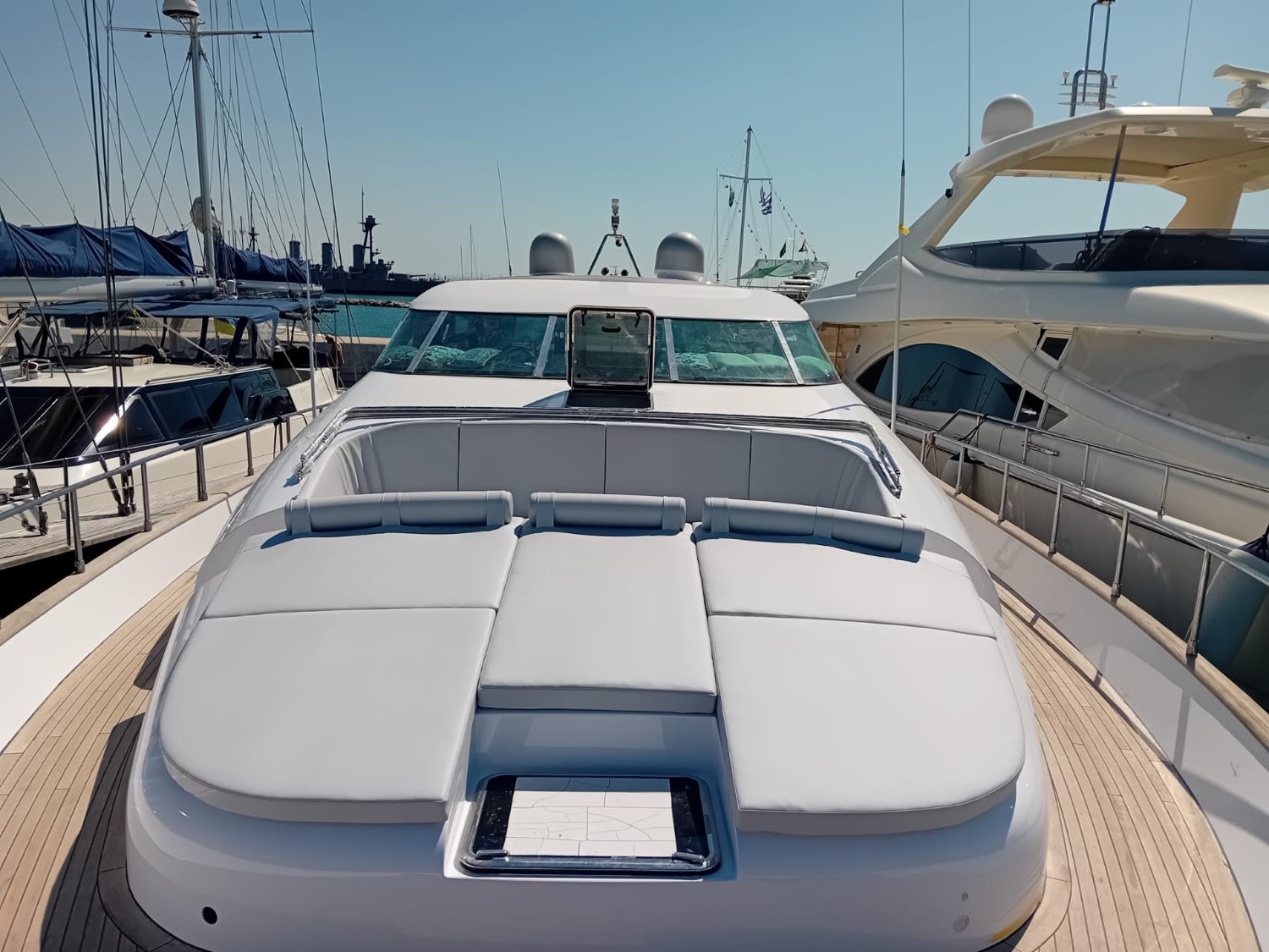 Foredeck sunpad area